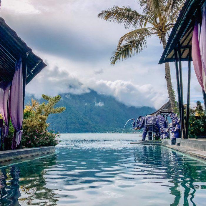 Nikmati pengalaman berendam di kolam air panas alami yang bersumber dari aktivitas vulkanis Gunung Batur. Tempat yang tepat untuk bersantai sambil menikmati panorama Danau Batur dan pegunungan Kintamani.