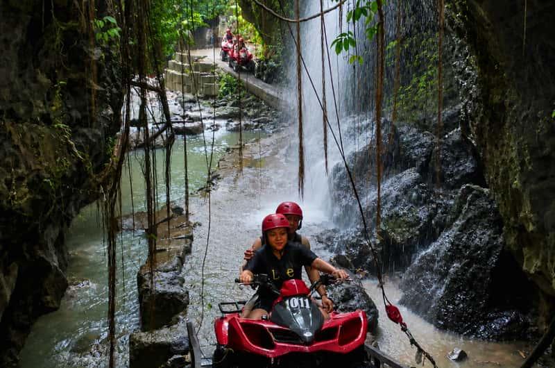 Rasakan petualangan seru mengendarai ATV melewati jalur pedesaan, air terjun, persawahan, sungai, terowongan, dan kubangan lumpur. Beragam jalur yang menantang akan membuat pengalaman liburan Anda semakin seru dan tak terlupakan.