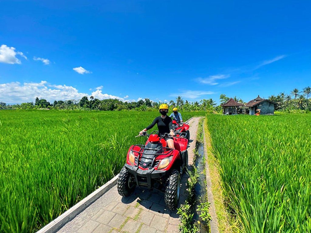 Rasakan petualangan seru mengendarai ATV melewati jalur pedesaan, air terjun, persawahan, sungai, terowongan, dan kubangan lumpur. Beragam jalur yang menantang akan membuat pengalaman liburan Anda semakin seru dan tak terlupakan.