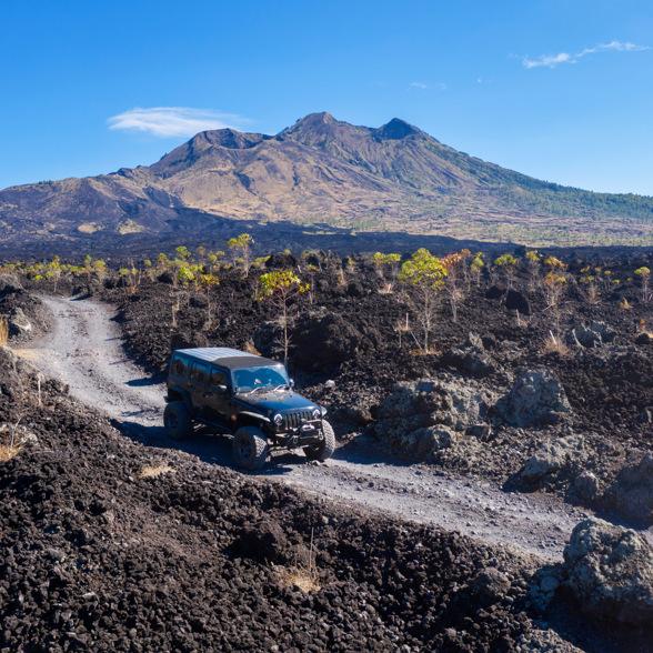 Jelajahi keindahan Gunung Batur menggunakan Jeep 4WD. Saksikan matahari terbit yang menakjubkan, nikmati sarapan, dan kunjungi kawasan Black Lava yang unik.