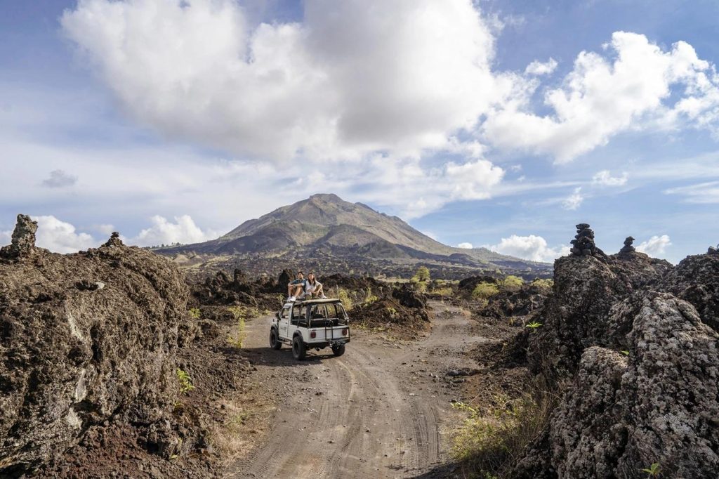 Jelajahi keindahan Gunung Batur menggunakan Jeep 4WD. Saksikan matahari terbit yang menakjubkan, nikmati sarapan, dan kunjungi kawasan Black Lava yang unik.