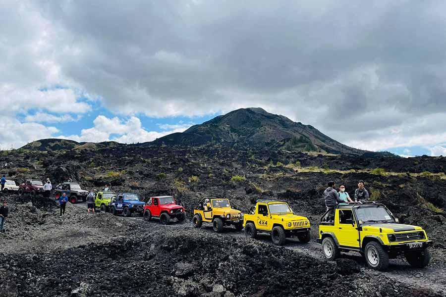 Jelajahi keindahan Gunung Batur menggunakan Jeep 4WD. Saksikan matahari terbit yang menakjubkan, nikmati sarapan, dan kunjungi kawasan Black Lava yang unik.