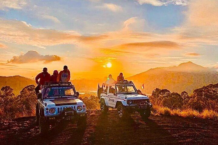 Jelajahi keindahan Gunung Batur menggunakan Jeep 4WD. Saksikan matahari terbit yang menakjubkan, nikmati sarapan, dan kunjungi kawasan Black Lava yang unik.