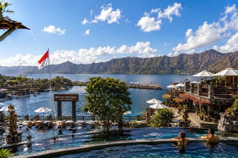 Nikmati pengalaman berendam di kolam air panas alami yang bersumber dari aktivitas vulkanis Gunung Batur. Tempat yang tepat untuk bersantai sambil menikmati panorama Danau Batur dan pegunungan Kintamani.