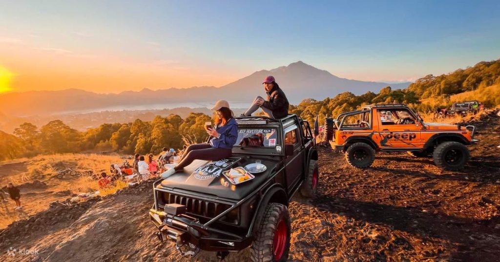 Jelajahi keindahan Gunung Batur menggunakan Jeep 4WD. Saksikan matahari terbit yang menakjubkan, nikmati sarapan, dan kunjungi kawasan Black Lava yang unik.
