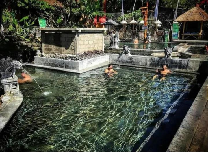 Nikmati pengalaman berendam di kolam air panas alami yang bersumber dari aktivitas vulkanis Gunung Batur. Tempat yang tepat untuk bersantai sambil menikmati panorama Danau Batur dan pegunungan Kintamani.