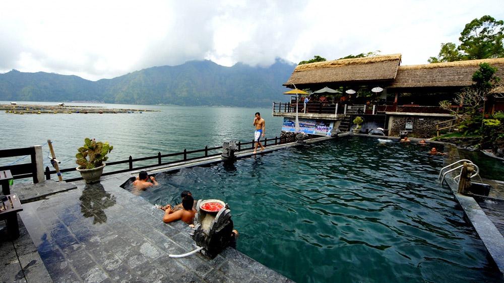 Nikmati pengalaman berendam di kolam air panas alami yang bersumber dari aktivitas vulkanis Gunung Batur. Tempat yang tepat untuk bersantai sambil menikmati panorama Danau Batur dan pegunungan Kintamani.