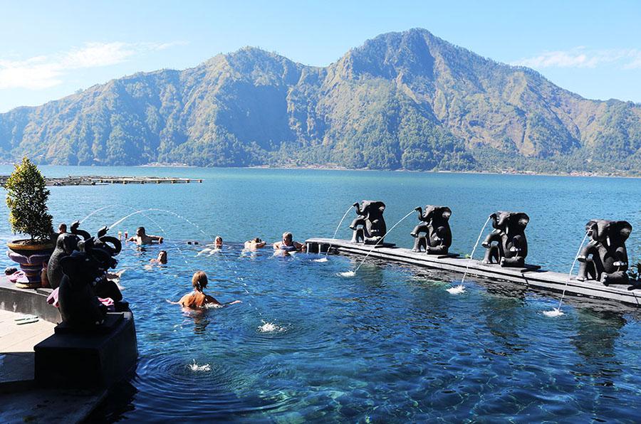 Nikmati pengalaman berendam di kolam air panas alami yang bersumber dari aktivitas vulkanis Gunung Batur. Tempat yang tepat untuk bersantai sambil menikmati panorama Danau Batur dan pegunungan Kintamani.